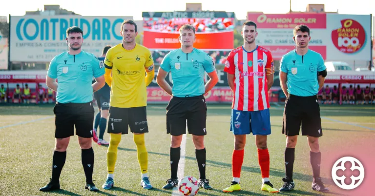 Els capitans amb l'equip arbitral ©Atlètic Lleida